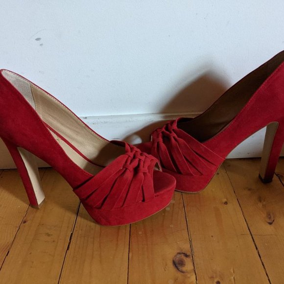 Red hot heels - Picture 1 of 5